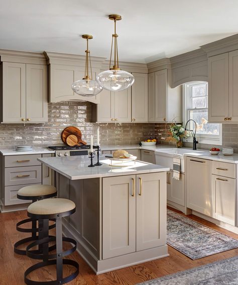 Kitchen Ideas Brown Granite Countertops, Beige Island Kitchen, Cream Kitchen Island, Light Brown Flooring Kitchen, Beige And Gold Kitchen, Beige Kitchen Ideas Modern, Black And Beige Kitchen, Light Brown Kitchen Cabinets, Light Brown Kitchen