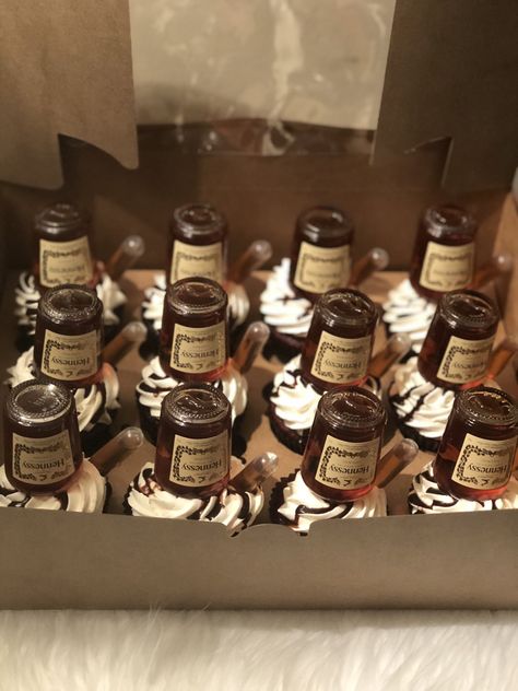 #Hennessycupcakes Cupcakes With Liquor Bottles, Cupcakes With Alcohol Bottles, Birthday Alcohol Bottle, Alcoholic Cupcakes, Alcohol Cake, Boozy Cupcakes, Mini Liquor Bottles, Circle Mehndi Designs, Adult Birthday Cakes