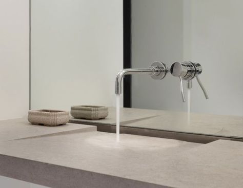 The tap can be mounted on the wall or, as in this case, on the mirror Contemporary Sink, Bathroom Sink Design, Wall Faucet, Contemporary Bathroom Sinks, Trough Sink, Modern Bathroom Sink, Modern Sink, Mirror Wall Bedroom, Concrete Sink