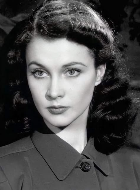 Vivien Leigh ( 1913-1967 ) Female Movie Stars, Hollywood Cinema, Vivien Leigh, Old Hollywood Stars, Classic Actresses, Gone With The Wind, Black And White Portraits, Golden Age Of Hollywood, 인물 사진