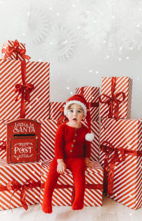 Colorful Christmas Mini Session, Christmas Photo Setup Indoor, Red Backdrop Christmas Photoshoot, North Pole Photo Shoot, Kids Xmas Photoshoot Ideas, Xmas Shoot Ideas, Cookies For Santa Photoshoot, Seasonal Photoshoot Ideas, Holiday Mini Outfit Ideas