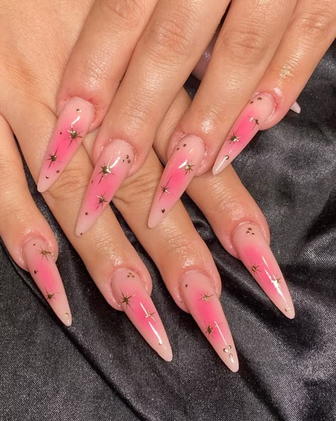 There's a new beauty trend taking over Instagram and it's absolutely stunning. Say hello to "quartz nails". Aura Nails Stiletto, Nails Designs Unique, Quartz Nails, Long Nail Art, Asian Nails, Quartz Nail, Vintage Nails, Diy Acrylic Nails, Pink Aura