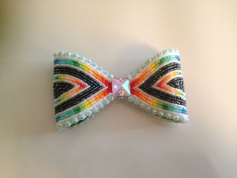 Beaded hairbow I made for my bestie Beaded Hair Bows Native American, Haida Tattoo, Indigenous Clothing, Indigenous Style, Baby Dumbo, For My Bestie, Native American Beadwork Patterns, Grid Patterns, Beaded Bow