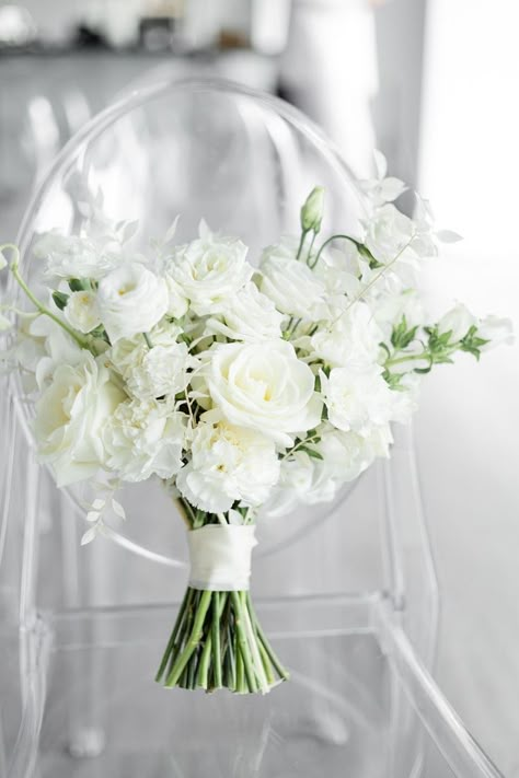 White Wedding Flowers 2023, White Garden Style Bridal Bouquet, Classy White Wedding Bouquet, Front Veil Wedding, White Elegant Bouquet, Wedding Bouquets All White, Modern White Wedding Bouquet, Classic White Wedding Bouquet, Classic White Bouquet