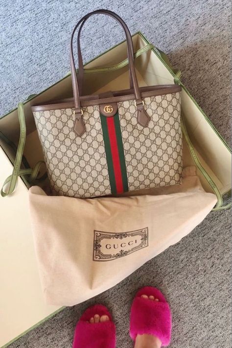 Gucci Bag 2022, Gucci Tote Bag Outfit, Gucci Ophidia Bag Outfit, Gucci 2022, Gucci Ophidia Bag, Minimalist Bags, Tote Bag Outfit, Shoulder Bag Outfit, Luxury Bags Collection