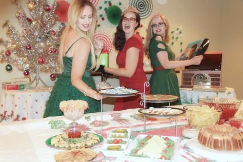 How to Plan a Retro 1950s Christmas Party 60s Christmas Party, Nostalgic Christmas Party, Retro Christmas Party Theme, Vintage Christmas Party Ideas, 50s Christmas Party, 1950s Christmas Party, Uso Party, Christmas Party Vintage, Nostalgia Christmas