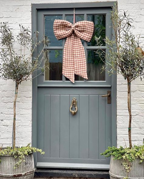 Can we just take a moment to admire my bow on the very beautiful door belonging to Minnie of @decorativeantiquesuk 🎀 This gave me the… | Instagram Front Door Christmas Bows, Pink Front Door, Door Bow, Hello Holiday, Shore House, Painted Cottage, Primitive Home, Beautiful Doors, Dream House Exterior