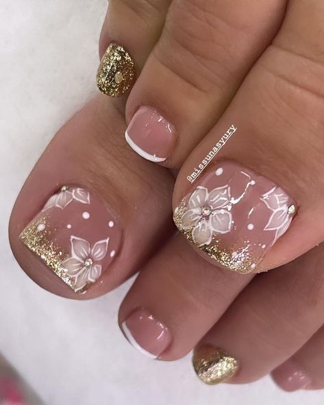 Yuri 👑Uñas con amor 🔥💅💆‍♀️💆‍♂️ on Instagram: “¿Coinciden tus pies con cómo te comportas? 😍🤍👣 📍PEREIRA CUBA Crr 26 # 68b 27 📲3137082748 #pieslindos #piesdescalzos #decorado…” Nail Designs Toenails, Cateye Nails, Press On Toenails, Feet Nail Design, Pedicure Designs Toenails, Fake Toenails, Pedicure Nail Designs, Gel Toe Nails, Acrylic Toe Nails