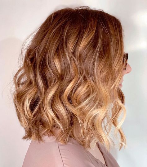 Long Wavy Copper Blonde Bob Long Wavy Bobs, Copper Blonde Balayage, Wavy Bob Long, Copper Blonde Hair, Wavy Bob Haircuts, Strawberry Blonde Hair Color, Wavy Bob Hairstyles, Wavy Bob, Strawberry Blonde Hair