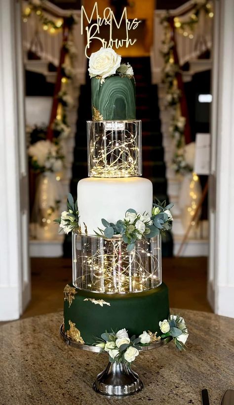 Cake With Fairy Lights, Wedding Cake Emerald Green, Emerald Green Wedding Theme, Tiered Cakes Birthday, Green Wedding Cake, Quinceanera Cakes, Wedding Cake Tops, Elegant Birthday Cakes, Green Themed Wedding