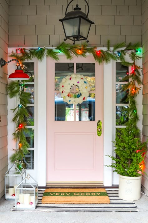 Modern Farmhouse colorful Christmas porch. Front porch decorating ideas for the holidays Farmhouse Christmas Porch, Pink Christmas Bedroom, Diy Christmas Door Decorations, Eclectic Christmas, Diy Christmas Door, Christmas House Lights, Front Door Christmas Decorations, Outdoor Christmas Decor, Rainbows Christmas