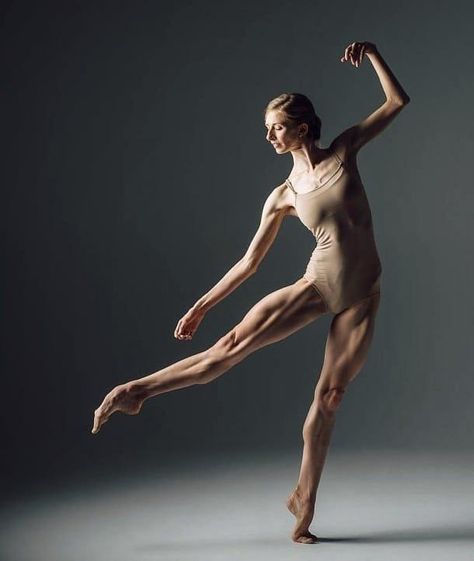 Dance Picture Poses, Dance Photography Poses, Ballet Poses, Female Dancers, Ballet Art, Female Pose Reference, Anatomy For Artists, Ballet Photography, Ballet Beautiful