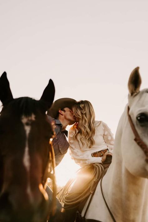 Couple Horse Photography, Horse Engagement Photos, Horse Wedding Photos, Country Couple Photoshoot, Shooting Photo Couple, Western Engagement Pictures, Western Couple Photoshoot, Western Engagement Photos, Country Wedding Pictures