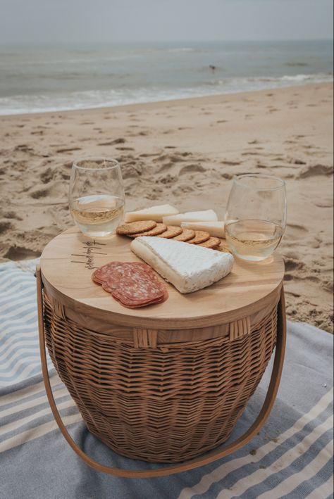 Beach picnic inspo. Charcuterie board inspo. Beach inspo. Wine inspo. Cute Beach Picnic Date, Beach Wine Picnic, Evening Beach Picnic, Sunrise Breakfast Picnic Beach, Sunset Beach Picnic Friends, The Beach People, Picnic Decorations, Golf Trip, Beach Picnic