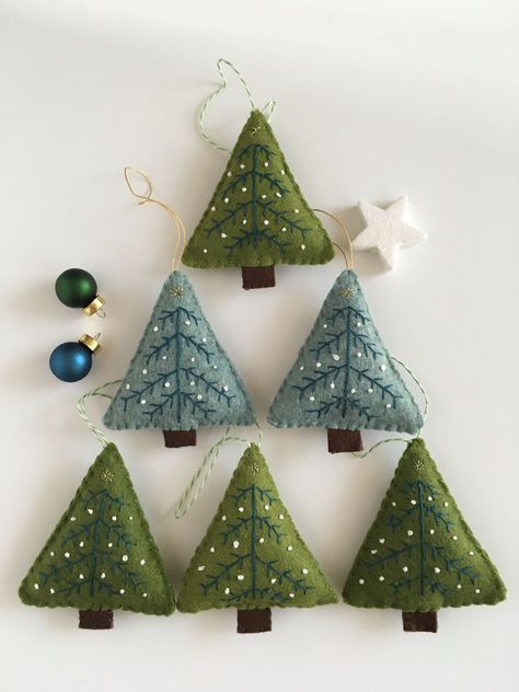 Felt Tree Ornaments, Wool Felt Ornaments, Diy Felt Christmas Ornaments, Felt Crafts Christmas, Handmade Christmas Crafts, Felt Christmas Decorations, Felt Christmas Tree, Felt Christmas Ornaments, Christmas Crafts Decorations