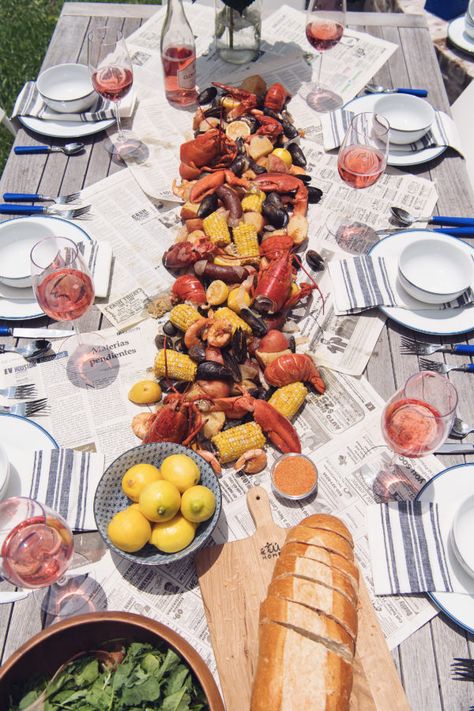 Nothing says “summer is here” quite like a summer clam bake on a lawn surrounded by friends sipping rosé. Here are 5 tips on How to Host a Summer Clam Bake by House of Harper #houseofharper #clambake #clamrecipes #entertaining #summerentertaining #summerhosting #nautical Lobster Boil Party Ideas, Clam Bake Side Dishes, Lowcountry Boil Party, Oyster Bake Party, Crab Boil Party Ideas, Crab Boil Party Table Settings, Seafood Boil Party Table Settings, Clam Bake Party Decorations, Clam Bake Party Ideas