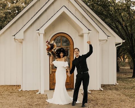 This Must Be The Place: 29 Magical Micro Wedding Venues Across The US Micro Wedding North Carolina, Small Intimate Wedding Venues, Micro Wedding Venues, Tiny Wedding Venues, Washington Wedding Venues, Burgundy Dahlia, Airbnb Wedding, Smallest Wedding Venue, Autumn Tones