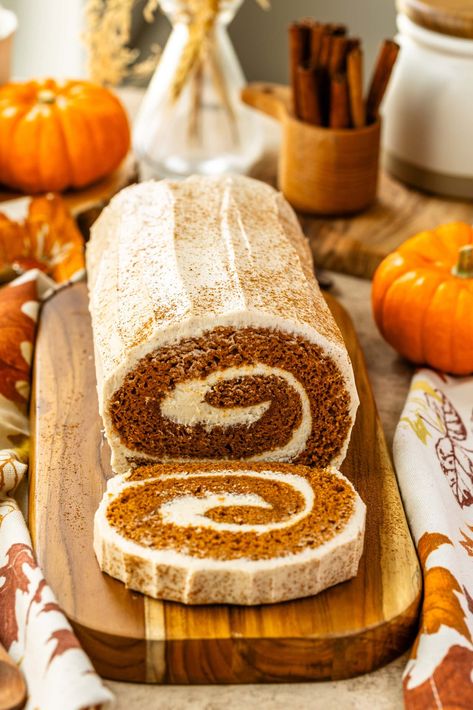 Pumpkin Roll Recipe Pies And Tacos, Pumpkin Roll Recipe, Pumpkin Cream Cheese Pie, Pumpkin Roll Cake, Pumpkin Rolls Recipe, Macaron Filling, Cheese Pumpkin, Pumpkin Roll, Gateaux Cake