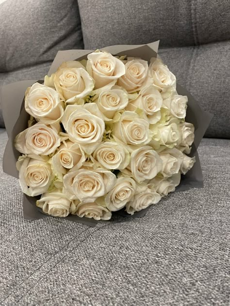 Big White Roses Bouquet, White Roses Bouquet, Fake Gifts, Roses Bouquet Gift, White Rose Bouquet, Shell Flowers, Wonderful Flowers, Dream Gift, Flower Therapy