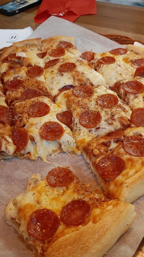 Digiorno Pizza, Pizza Aesthetic, Pizza Pepperoni, Best Homemade Pizza, Pizza Burgers, Food Babe, Food Therapy, Pizza Pizza, Healthy Food Motivation