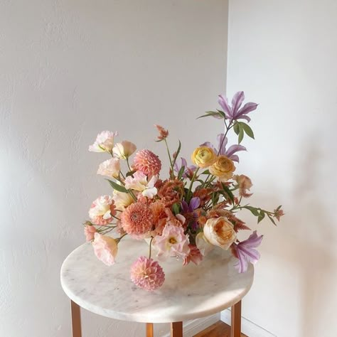 Pretty. Wild. Flowers. on Instagram: "Our Native Poppy stem bar is absolutely flourishing with gorgeous shades of peaches and cream with delicate touches of lavender. This palette is inspired by @hey.nataliegill wedding, which was featured on @brides TWICE last year - and we can definitely see why! Our stem bar is full of fresh blooms to brighten up your home and boost your mood! Stop by our shops today to pick up your own stunning arrangement. #nparrangements #sandiegoflorist #sandiegoflo London Flowers, Native Poppy, Home Flower Arrangements, Modern Floral Arrangements, Lavender Wedding Flowers, Peach Wedding Flowers, Floral Trends, Peaches And Cream, Shades Of Peach