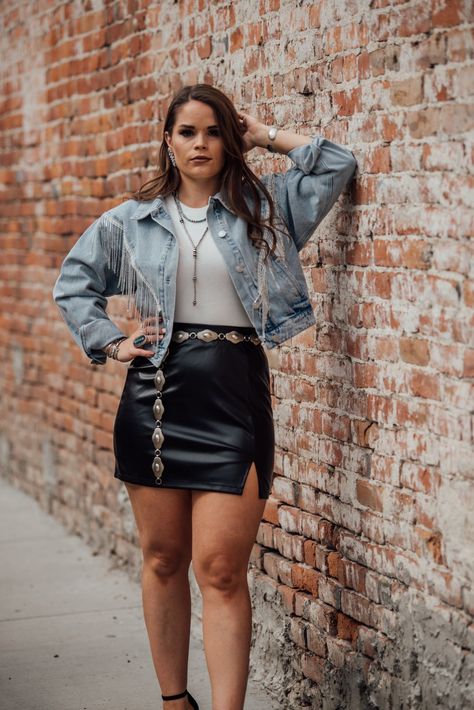 Shania Twain Concert Outfit, Jean Jacket Outfits Fall, Fringe Jacket Outfit, Black Leather Skirt Outfit, Concert Outfit Rock, Rhinestone Jacket, Skort Outfit, Country Clothes, Black Jean Skirt