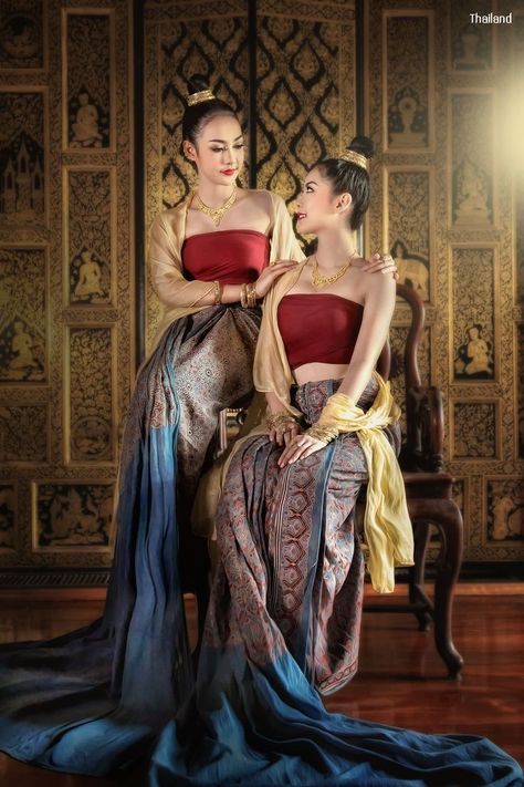 Thai Photography, Royal Women, Ancient Dress, Clothing Reference, Thai Traditional Dress, Period Dress, Thai Dress, Dress Images, Traditional Dress