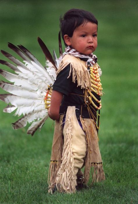 Young dancer in Montana. Native American Children, Native American Clothing, American Children, Native American Peoples, Native American History, Pow Wow, American Clothing, Native American Culture, People Of The World