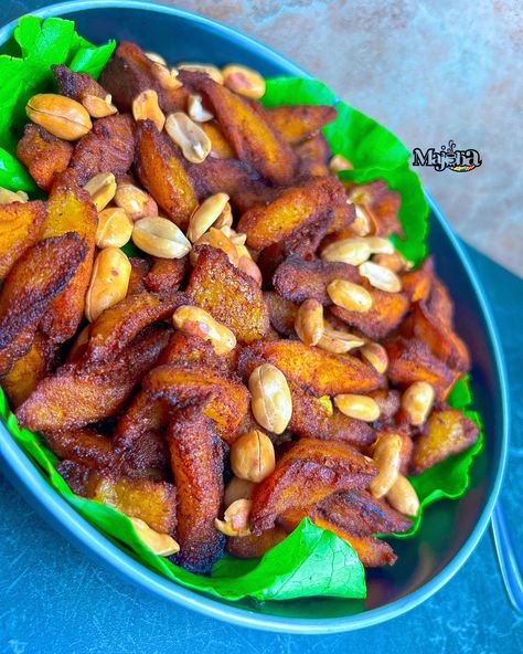 Whoever said that kelewele should be eaten with roasted groundnut was a complete genius 😋🇬🇭 Kelewele is a popular Ghanaian street food made from fried plantains seasoned with spices like ginger, pepper, and other spicy spices😋It’s often served as a spicy and flavorful snack or as a side dish to meals such as Beans and even Jollof . Would you like to try it? . . . #kelewele #groundnut #ghanafood Ghana Food, African Recipes Nigerian Food, Ghanaian Food, Fried Plantains, Nigerian Food, Plantains Fried, African Food, Diy Food, Side Dish