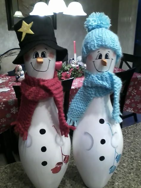 Old Bowling Pins Ideas, Snowman Bowling Pin, Crafts With Bowling Pins, Bowling Pin Decorating Ideas, Bowling Pin Crafts Diy, Christmas Bowling Pins, Bowling Pins Crafts, Bowling Pin Snowman, Halloween Bowling Pins