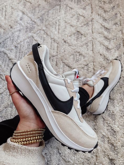 Nike Womens Waffle Debut, Leggings Outfit Winter Sneakers, Neutral Gym Shoes, Nike Fontanka Waffle Outfit, Trendy Fall Shoes 2023, Beige Shoes Outfit Sneakers, Sneaker Trends 2023 Women, Nike Waffle One Outfit, Nike Waffle Debut Outfit