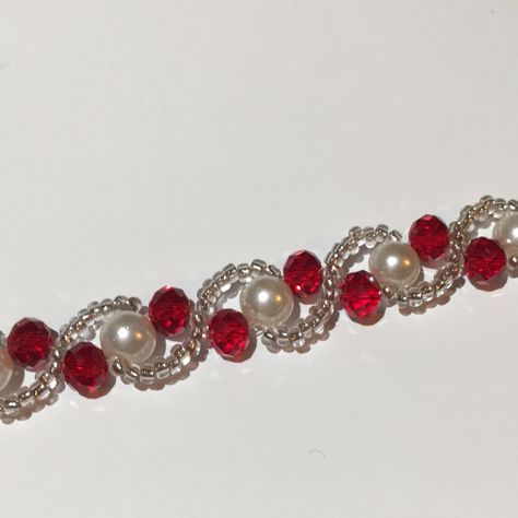 Beautiful Bracelet Featuring Scarlet Red Faceted Crystal Glass Beads, Faux Pearls, And Clear Seed Beads. With Toggle Clasp. Measures 6.75 Inches Long. Hand Made And Brand New. Crystal Glass Beads Bracelet, Oval Beads Jewelry, Diy Red Jewelry, Glass Crystal Beads, Red Bead Bracelet Ideas, Beaded Christmas Jewelry, Christmas Beaded Bracelet, Red Beaded Jewelry, Elegant Red Beaded Bracelets