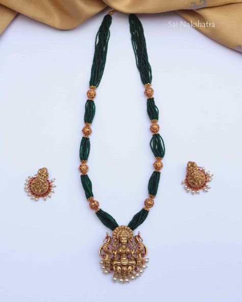 Lakshmi Pendant Gold, Lakshmi Pendant, Ruby Jewelry Necklaces, Gold Jewelry Outfits, Indian Bridal Jewelry Sets, Fancy Jewelry Necklace, Choker Designs, Modern Gold Jewelry, Pearl Jewelry Design