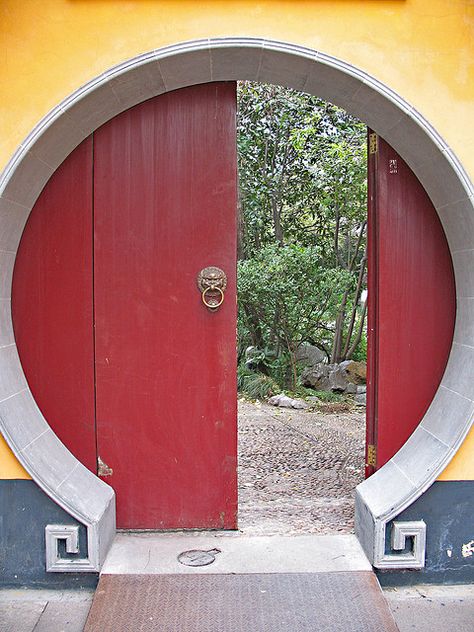 Good lord, what a beauty. #door in Shanghai #bed red door asian Round Door Design, Round Archway, Asian Doors, Chinese Gate, Circular Door, Green Magic Homes, Chinese Door, Zen House, Chinese House