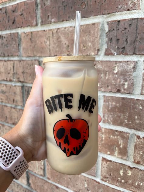 Cute Cricut Cup Ideas, Halloween Cups Designs, Halloween Glass Cup Ideas, Spooky Cup Ideas, Halloween Custom Cups, Halloween Cup Ideas, Halloween Glass Tumbler Ideas, Glass Halloween Cups, Halloween Glass Tumblers