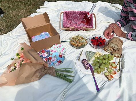 One Year Anniversary Picnic, One Year Anniversary Aesthetic, Anniversary Picnic, Picnic Aesthetic, 2 Year Anniversary, 1 Year Anniversary, One Year Anniversary, First Anniversary, Aesthetic Room Decor