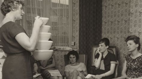 If you peeked into a suburban living room in the 1950s, you might see a group of women in funny hats playing party games, tossing lightweight plastic bowls back Tupperware Party, Plastic Company, Party Furniture, Nostalgic Photos, Random Vintage, Rare Historical Photos, Pull Rose, Vintage Blog, Plastic Ware