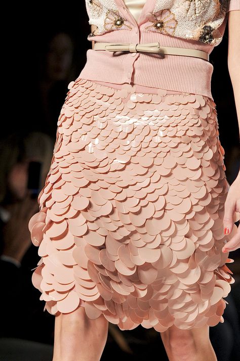 Blugirl - Detail Mode Rose, Elegante Casual, Couture Details, Celebrity Outfits, Elie Saab, Fashion Details, Primavera Estate, Look Fashion, Runway Fashion