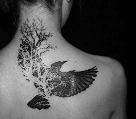 The combination of the raven with the tree of life is so beautiful. An amazing concept. Negative Space Tattoo, Kunst Tattoos, Raven Tattoo, Geniale Tattoos, Space Tattoo, Celtic Tattoos, Home Tattoo, Nature Tattoos, Skull Tattoos