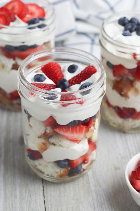 BEST Weight Watchers Dessert! WW Fruit Idea – Quick & Easy Weight Watchers Diet Recipe - Shortcake Trifle In A Jar #weightwatchers #smartpoints #desserts Mason Jar Desserts Recipes, Weight Watcher Desserts, Mason Jar Desserts, Cheesecake Parfaits, Berry Parfait, Cake Mug, The Slow Roasted Italian, Weight Watchers Recipes Desserts, Shortcake Recipe