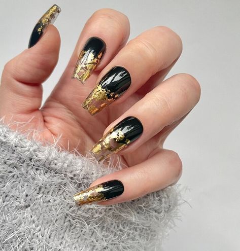 black gold nails, black gold nail, black nail designs, winter nails, black nails designs, gold nails design, gold nail designs Black And Gold Nail Designs, Gold Gel Nails, Nail Black, Black Gold Nails, Gold Acrylic Nails, Winter Designs, Gold Nail Designs, Nagellack Trends, Gold Nail