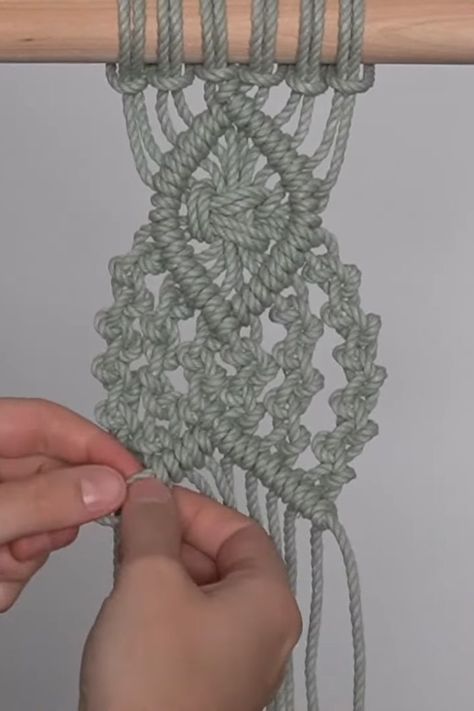 Diy Macrame Tutorial: Large 6 Petal Flower Using Double Half Hitch And BE6 Macrame Berry Knot, Diy Macrame Tutorial, Macrame Weaving, Easy Macrame, Half Hitch Knot, Knot Pattern, Macrame Knots Tutorial, Makramee Diy, Feather Wall Hanging