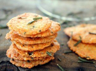 SAVORY CRACKERS Savory Crackers, Parmesan Crackers, Cottage Recipes, Savoury Crackers, Cherry Tea, Low Carb Crackers, Crackers Recipe, Cracker Recipes, Chips Recipe