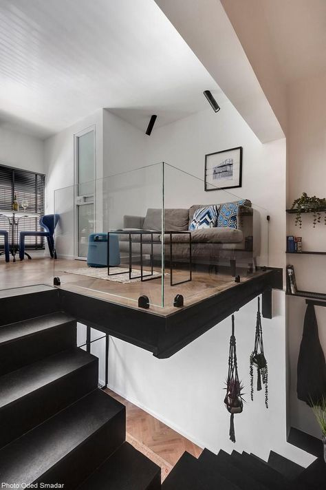 35 sqm Apartment Renovation in Tel Aviv, Nitzan Horowitz 2 35 Sqm Apartment, Loft Bed Plans, Small Apartment Design, Home Stairs Design, Modern Stairs, Apartment Renovation, Home Garden Design, Tiny House Interior, Tiny Apartment