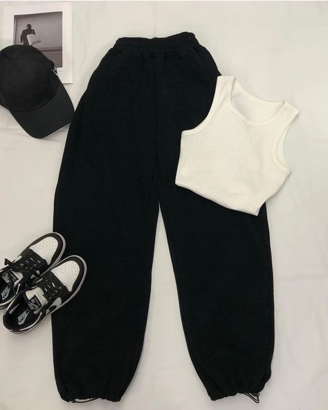 Black Baggy Sweatpants Outfit, Black Sweats Outfit, Neat Casual Outfits, Clueless Outfits, Fashion Top Outfits, Practice Outfits, Casual Preppy Outfits, Looks Party, Stylish Work Outfits