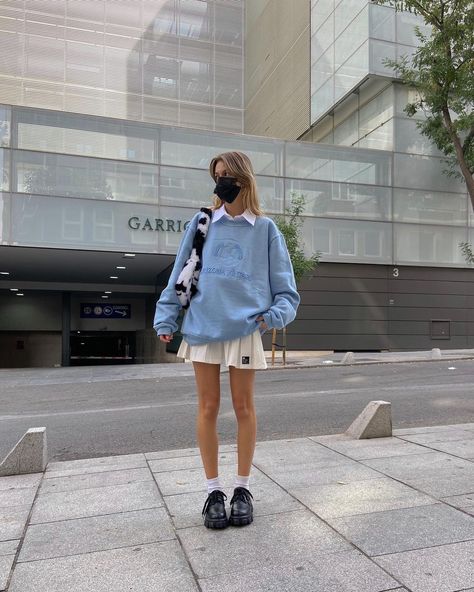 LUCÍA CASTEJÓN on Instagram: “👶🏼💙 @arizonavintage” Low Top Doc Martens Outfit, Blue Pleated Skirt Outfit, Skirt And Sweatshirt Outfit, Blue Sweatshirt Outfit, Oversized Sweatshirt Outfit, Blue Skirt Outfits, Preppy Mode, Light Blue Sweatshirt, Pleated Skirt Outfit