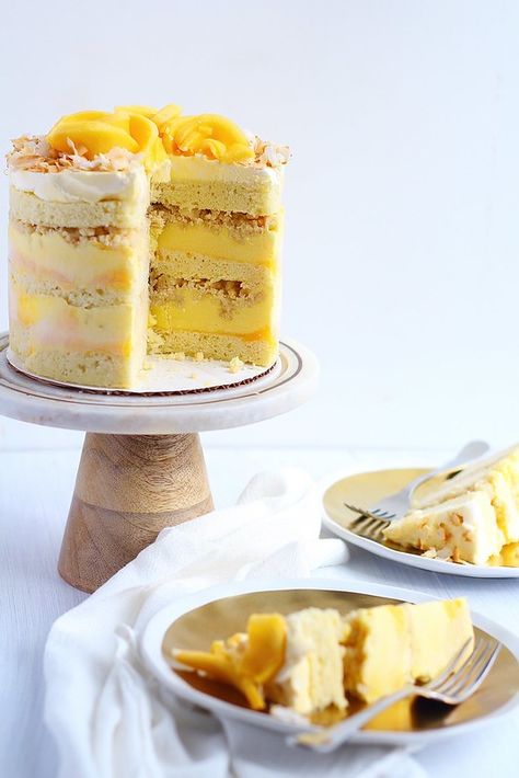 Coconut And Mango Cake, Mango Curd Cake, Creative Cake Flavor Ideas, Mango Yuzu Chantilly Cake, Mango Wedding Cake, Mango Layer Cake, Tropical Cake Recipes, Tropical Cake Flavors, Mango Cream Cake