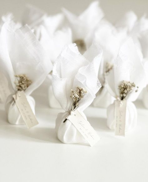 The sweetest little wedding favours by @byfeyzagoncal⁠! These adorable touches make every wedding extra special 💕 LR xx⁠ ⁠ #WeddingFavours #ElegantDetails #LeRoseStories Wedding Guests Gift Ideas, Wedding Door Gift, Wedding Bomboniere, Favours Ideas, Juice Ad, Luxury Wedding Gifts, Wedding Goodies, Feel My Love, Wedding Doors