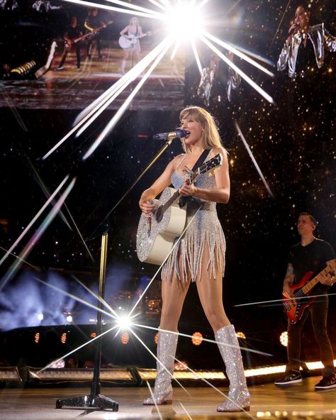 Kiki 🇻🇳 (Fan Page) (@kikiswiftie) • Instagram photos and videos Fearless Dress, Taylor Swift Wallpapers, Photos Of Taylor Swift, Taylor Guitar, Taylor Swift New, Estilo Taylor Swift, Taylor Swift Cute, Taylor Swift Fearless, Taylor Swift Hair