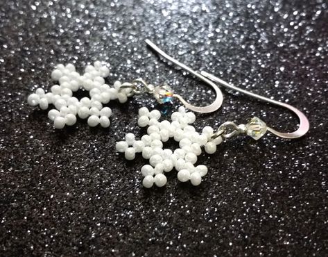 Tutorial: Seed Bead Snowflake DIY – Making Mayhem Snefnug Med Perler, Beaded Snowflake Earrings, Seed Bead Jewelry Tutorials, Snowflake Diy, Christmas Jewelry Diy, Seed Bead Tutorials, Beaded Snowflake, Seed Bead Bracelet Patterns, Beaded Snowflakes